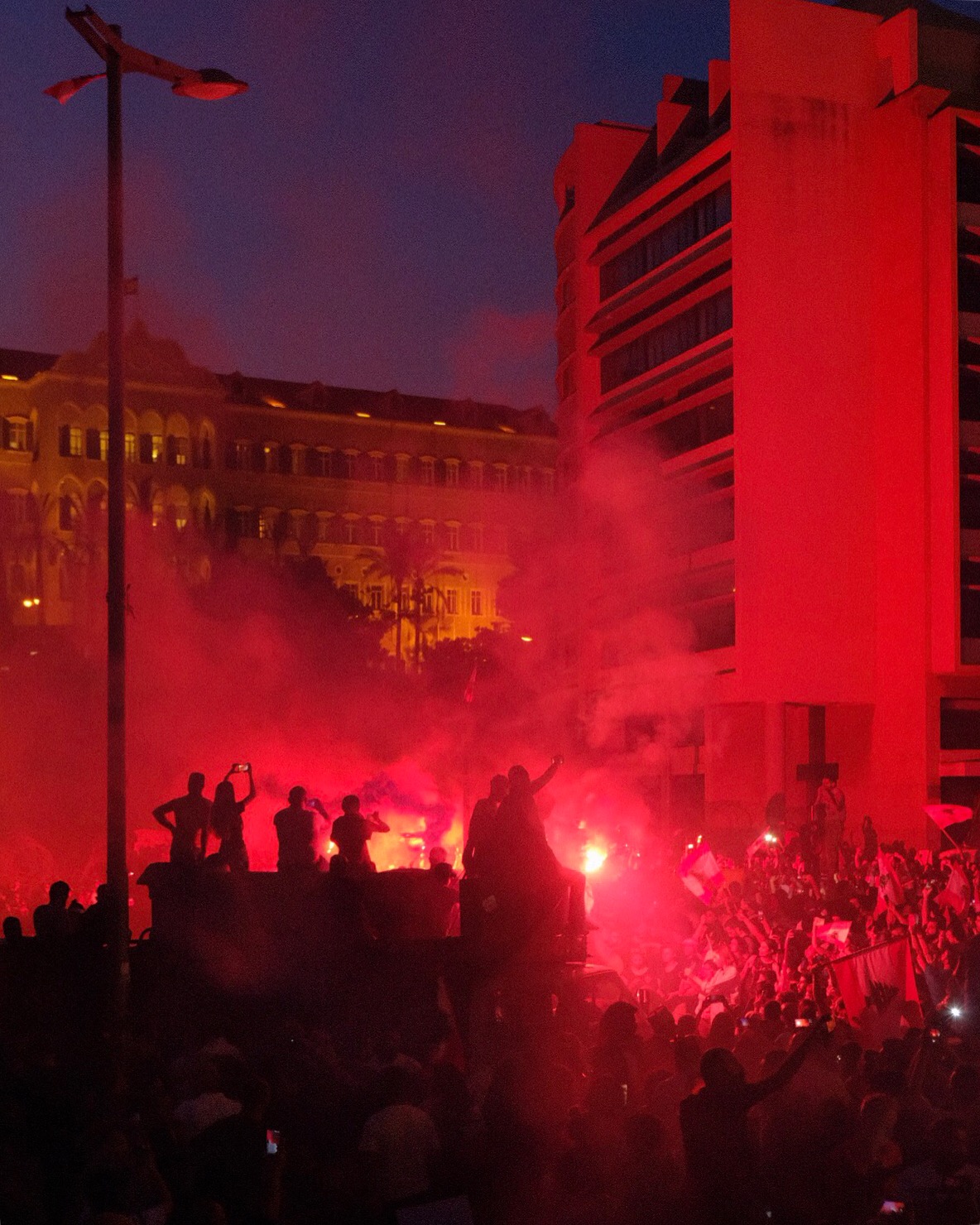 th_cak-00004 People gathering on the fifth night of the revolution. 21 October 2019.